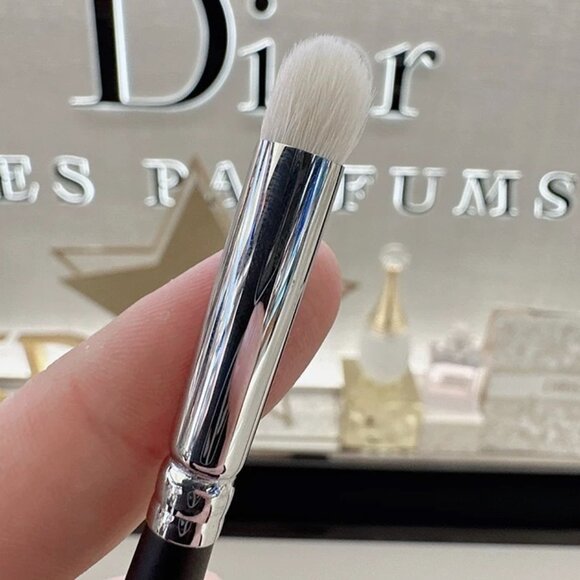 Dior Backstage Large Eyeshadow Blending Brush N° 23 - Authentic Brand New - Picture 2 of 4